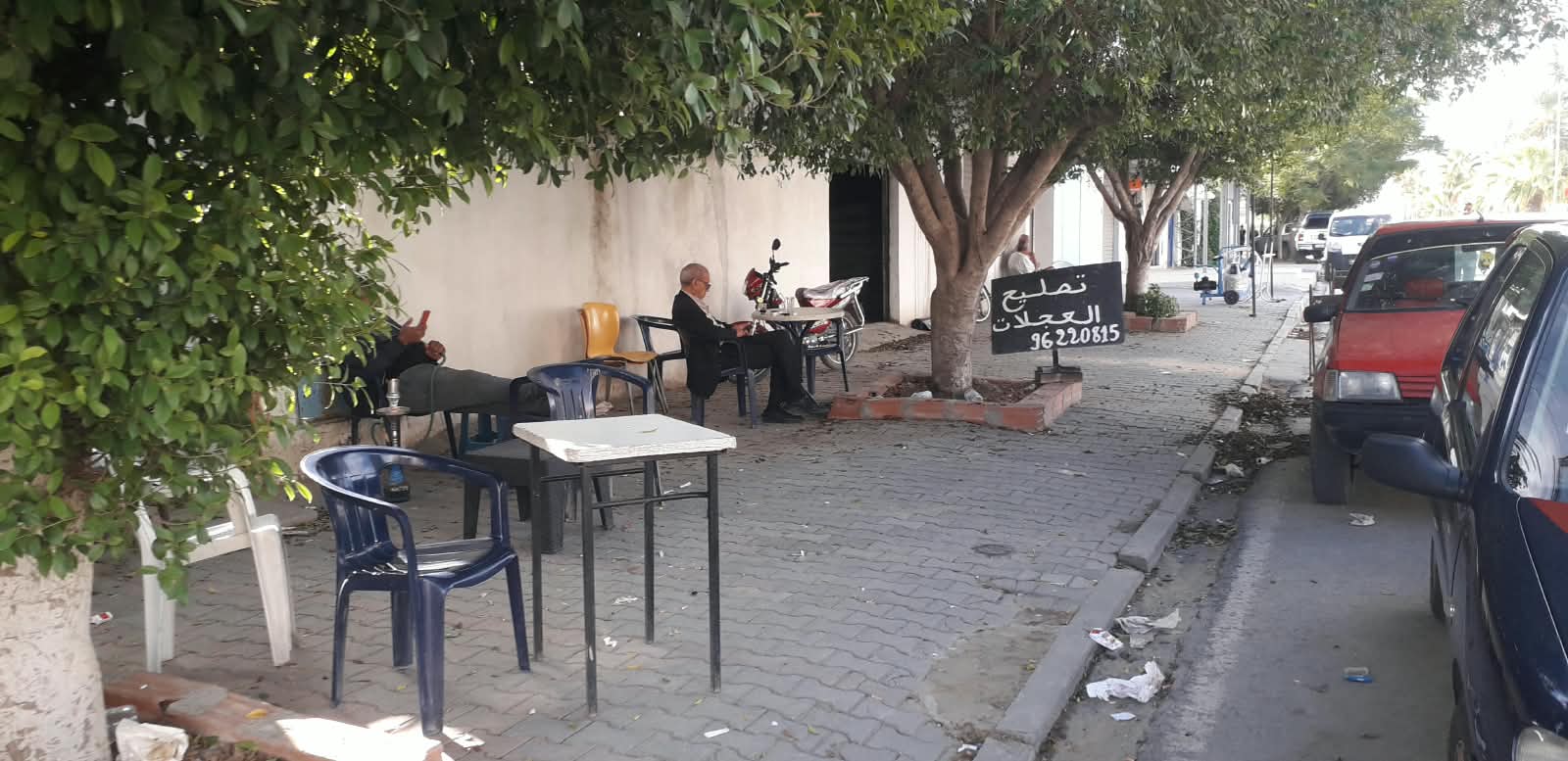 البطان/منوبة.. رواد المقاهي يستولون على الارصفة والبلدية توضح